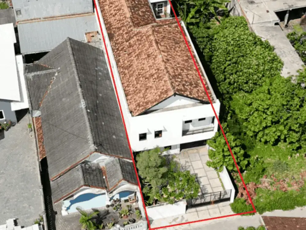 Bangunan Luas Sebagai Rumah Tinggal Dan Ruang Kerja Serta  Showro