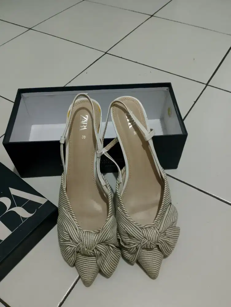 sendal zarra warna white