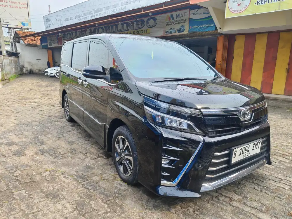 Toyota VOXY 2.0 Bensin AT 2018 Hitam