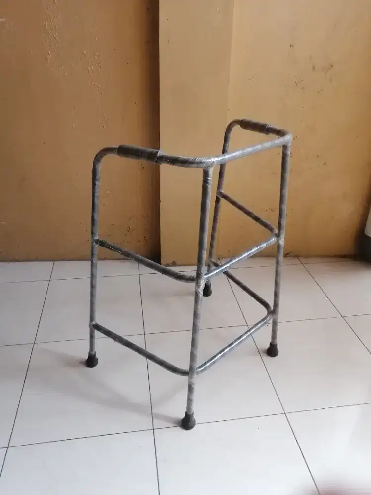 Walker tongkat buat terapi jalan