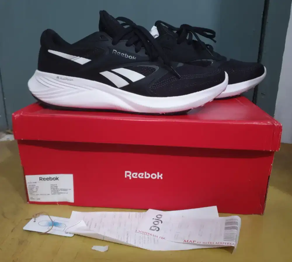 Sepatu Merk REEBOK