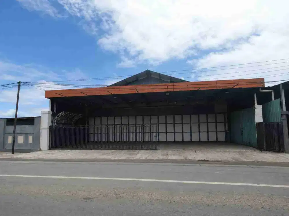 Disewakan ruang usaha cocok untuk resto lokasi sangat strategis di pinggir jalan raya Pulogebang jakarta timur