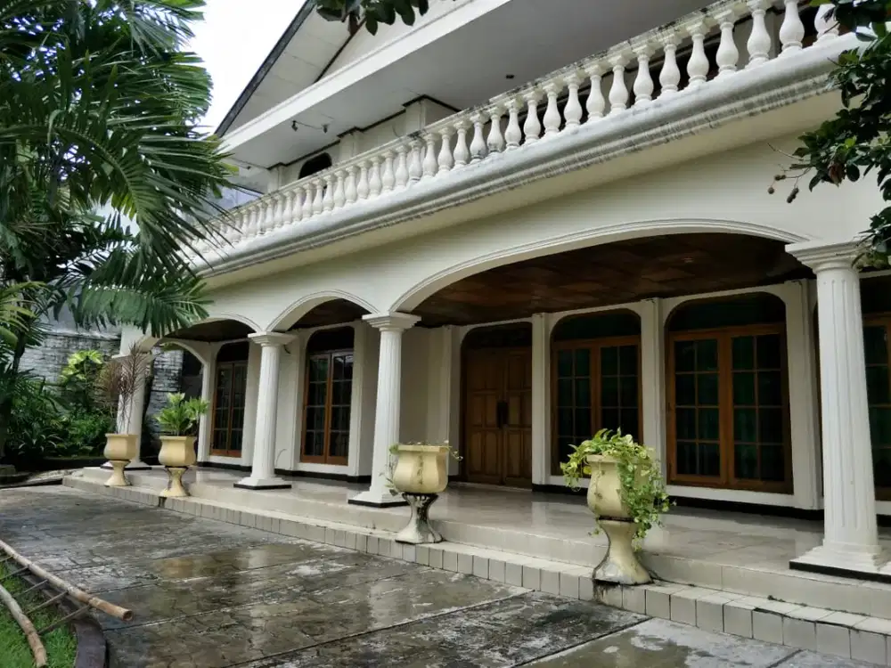 Rumah Klasik (Rumah Lama Bangunan Kokoh) dengan Swimming Pool di Kemang Jaksel