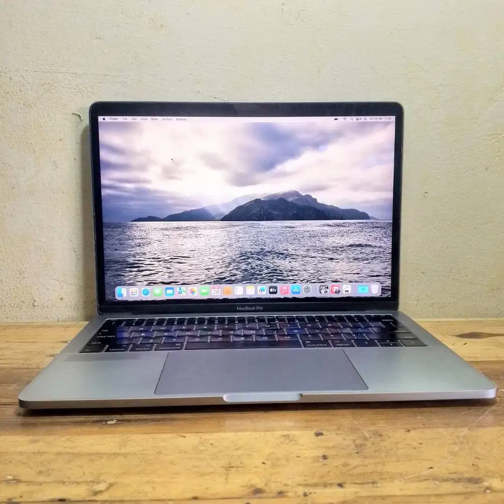 Macbook Pro 13 inch 2017 core i5 Ram 8 GB SSD 256 GB
