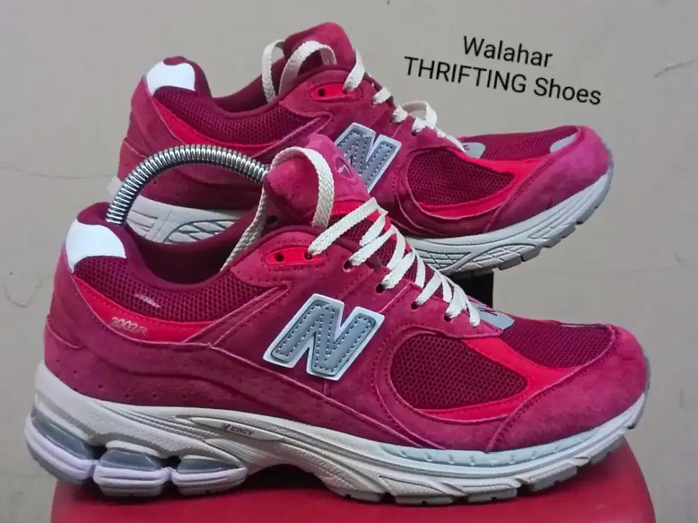 Sepatu new balance 2002r