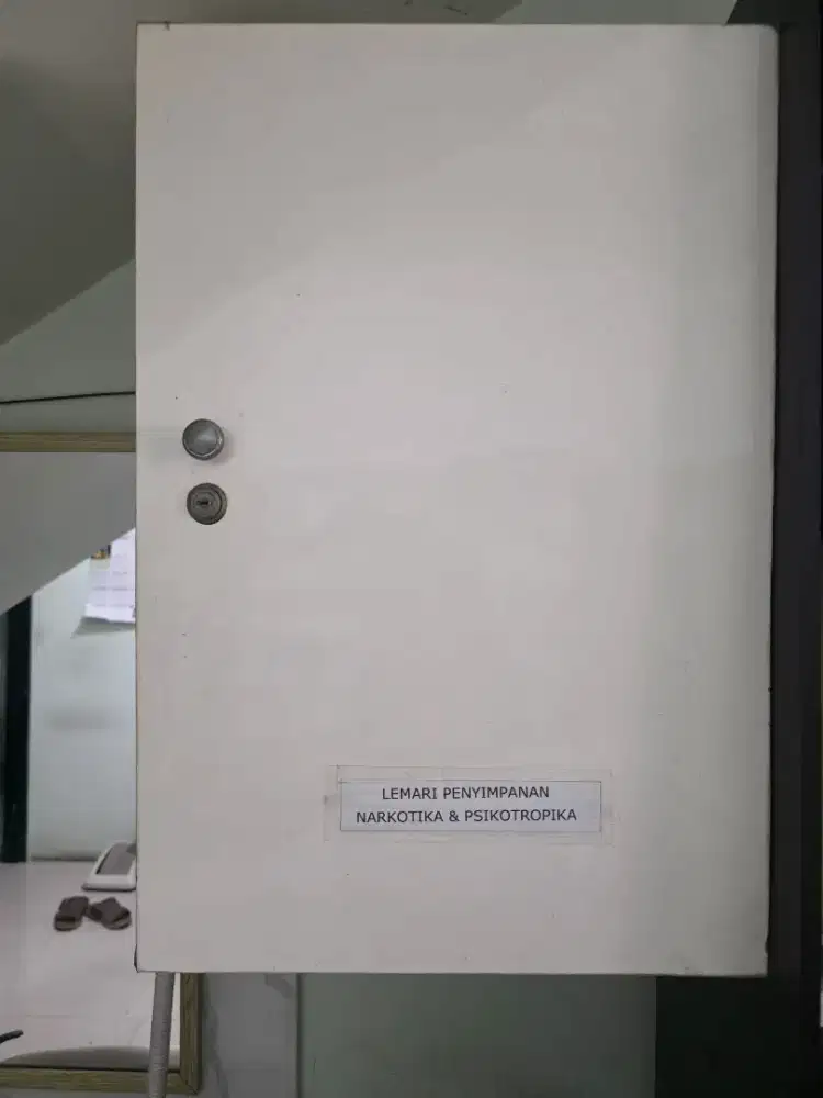 Lemari narkotik & psikotropik Apotek