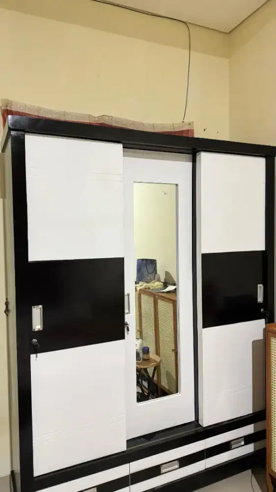 Lemari pakaian   3 pintu