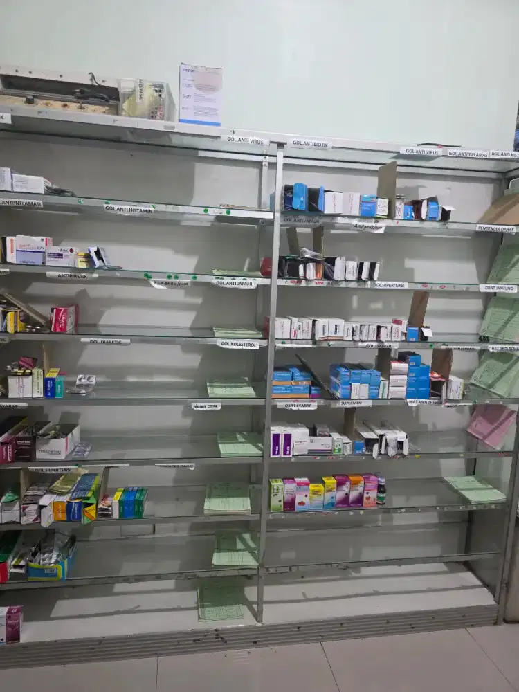 Etalase obat apotek