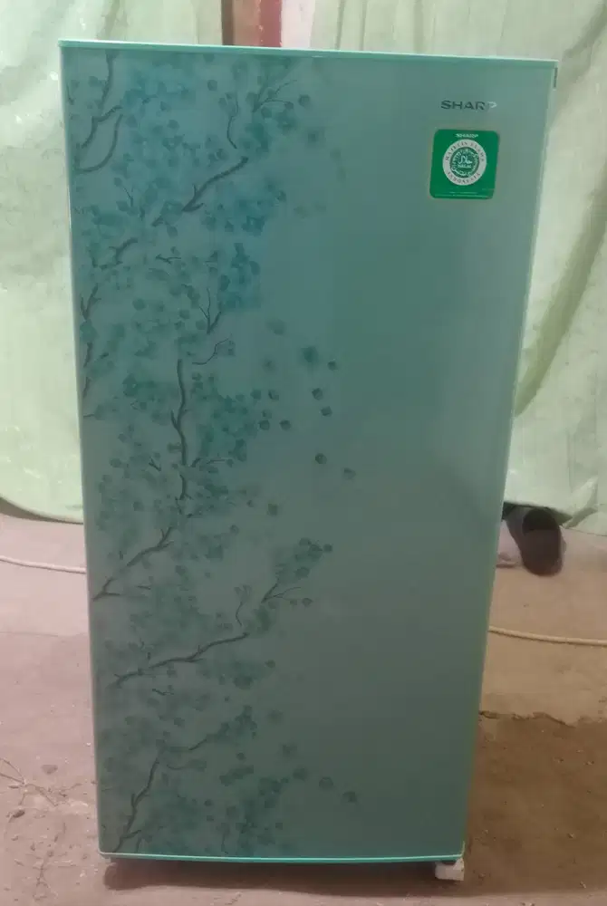 Kulkas 1 Pintu SHARP. Pemakaian Satu Tahunan.(Diantar dalam kota pdg)