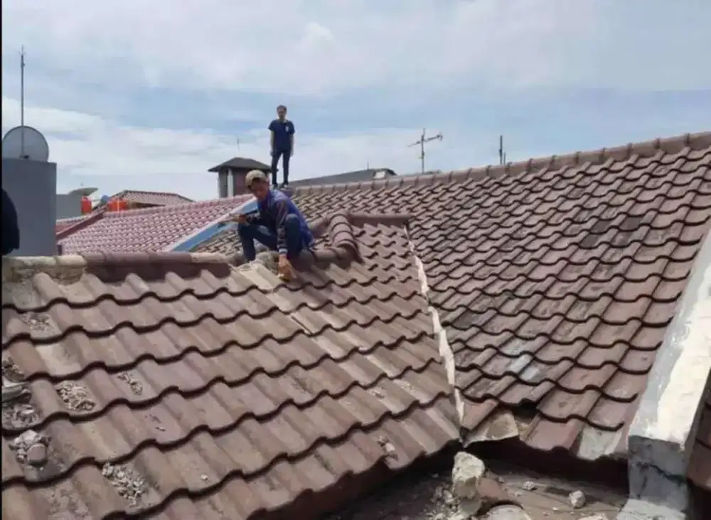 Perbaikan atap bocor dinding rembes plafon dll