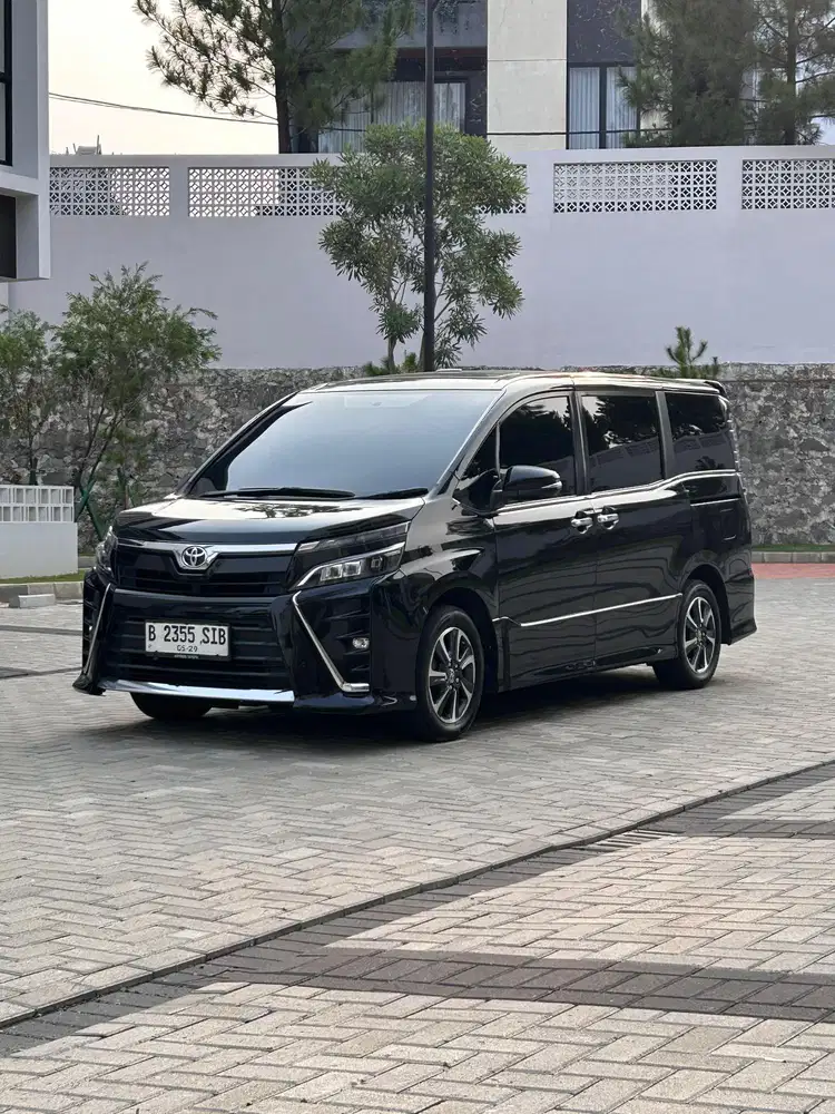 TOYOTA VOXY 2.0 AT TAHUN 2018 HITAM