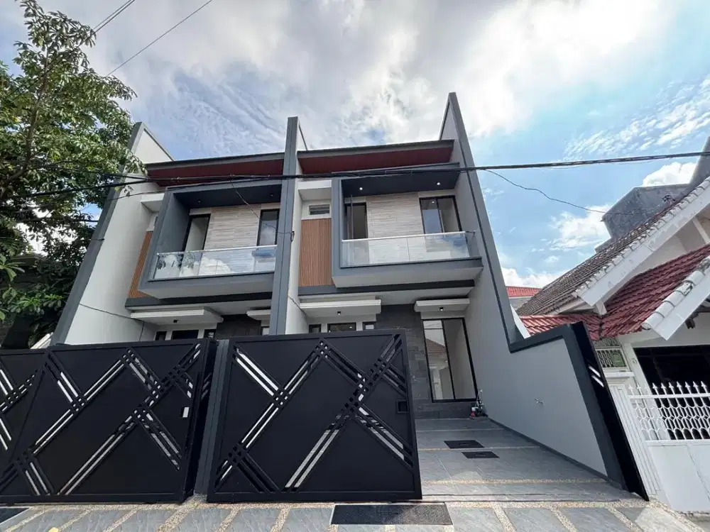 Rumah Baru Mewah Tengah Kota daerah Manyar