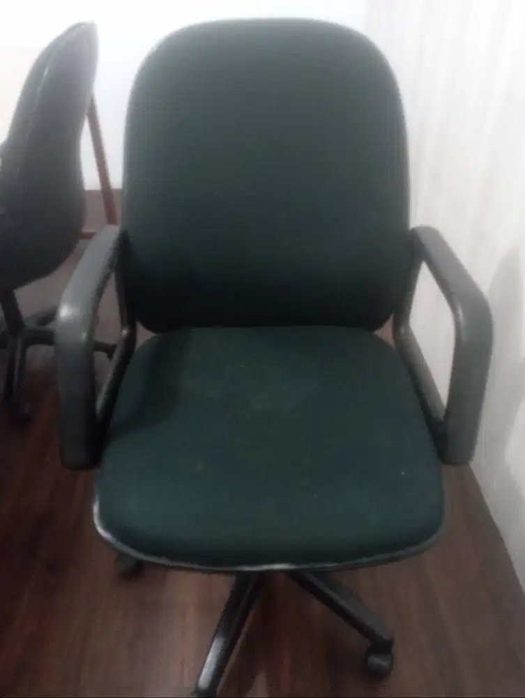 Dijual kursi kantor bekas pakai kondisi masih bagus hanya pakai 5 bula
