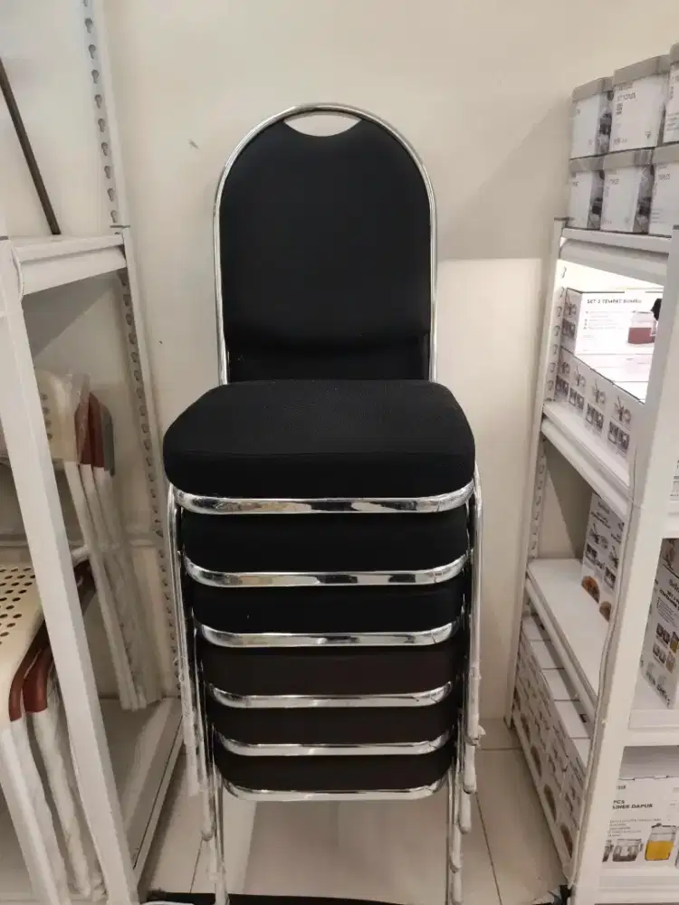 Kursi rapat tersedia banyak warna