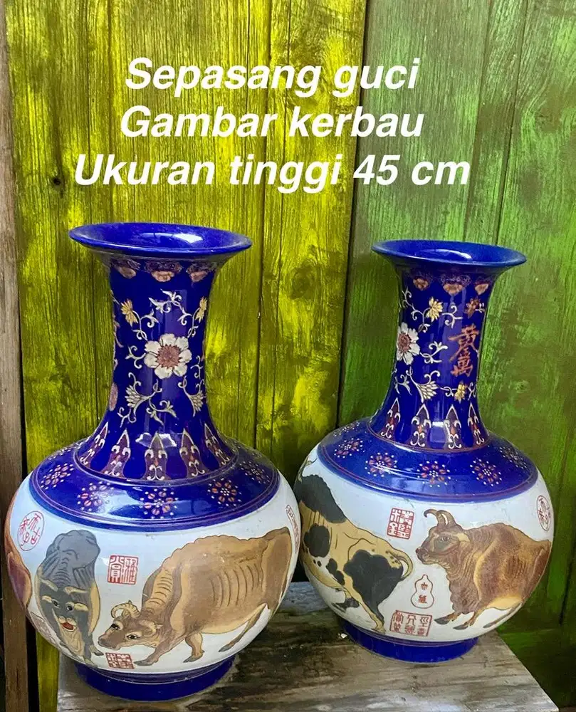 Sepasang guci keramik