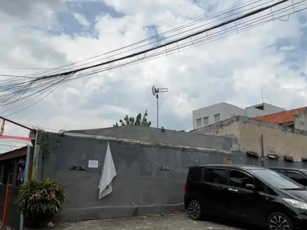 Dijual Rumah tua di Pos Pengumben Kebon Jeruk lt 338 m2 SHM  Barat ada 2- 3 muka cocok utk dibangun Kos kosan karyawan/ Mahasiswa, survey dan nego yuk sampai deal!!