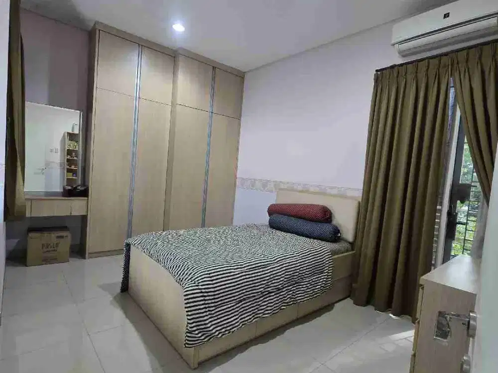 Dijual Rumah hoek 2 lt 11 x 15 m2 Di Golf Lake Cengkareng ada 4+1 kt 3+1 km semi furniture carport 2 mobil, siap huni, dekat ke Club house, nego!