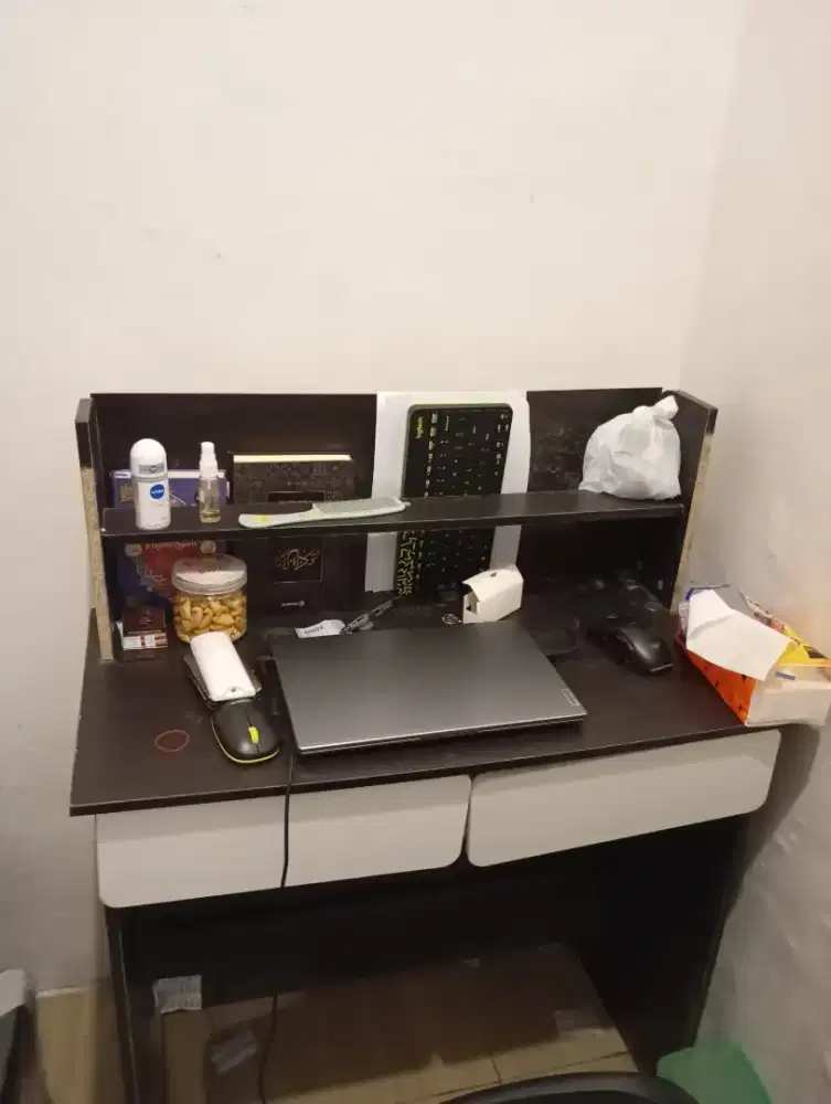 Di jual lemari pakaian dan meja kerja