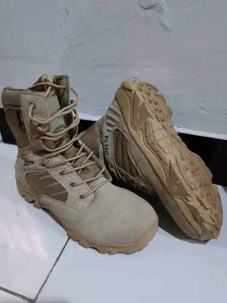 Sepatu taktikal Delta