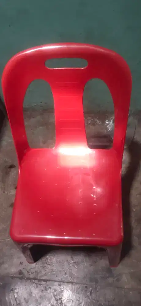 Kursi plastik kuat dan kokoh