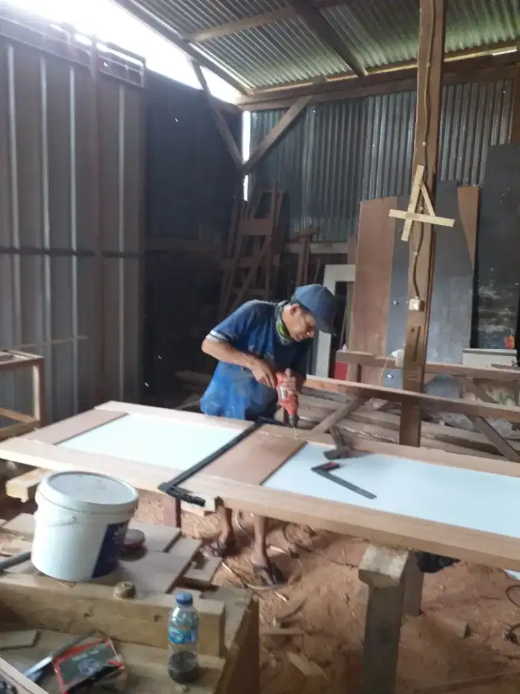 Dibutuhkan tukang kusen dan pintu berpengalaman