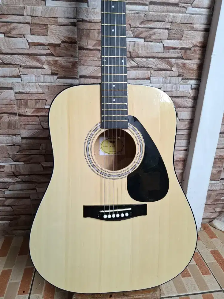 Gitar akustik Yamaha F310