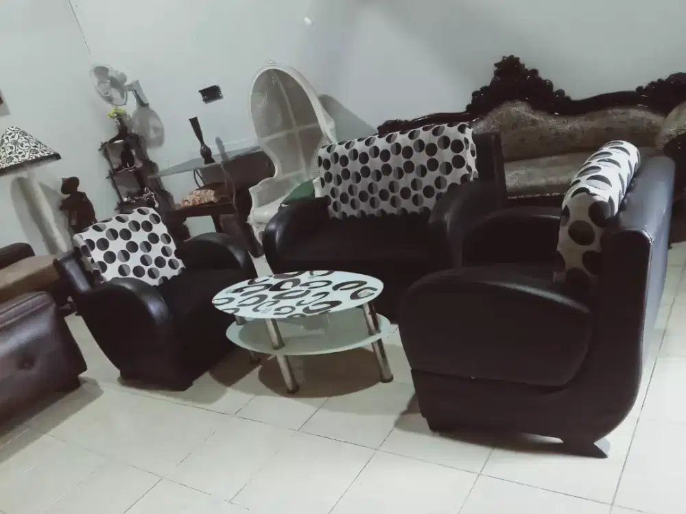 Sofa minimalis monokrom