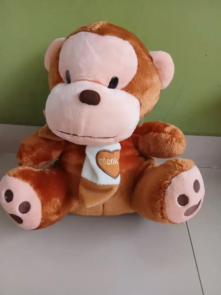 Boneka monyet duduk lucu