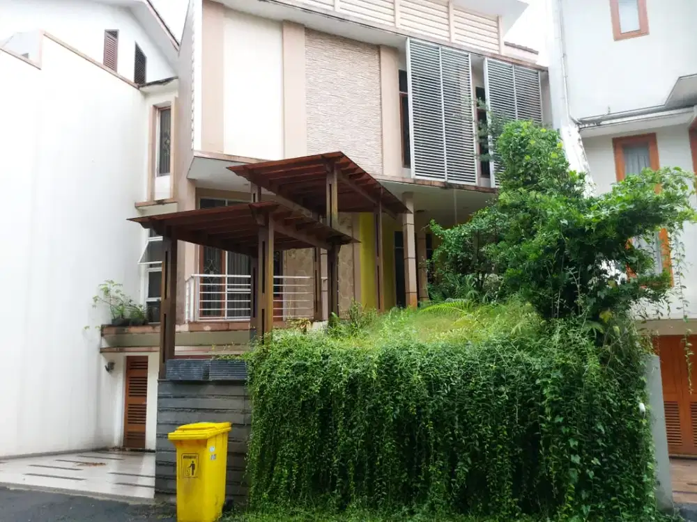 Dijual Rumah dua lantai dengan kolam renang Lebak bulus jakarta selatan