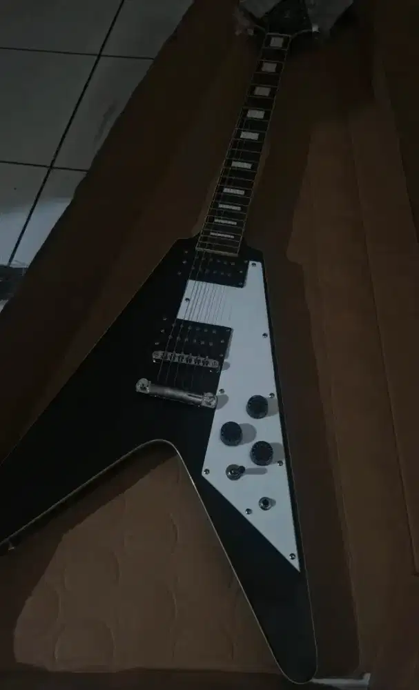 Gitar Flying V Kowe Hitam