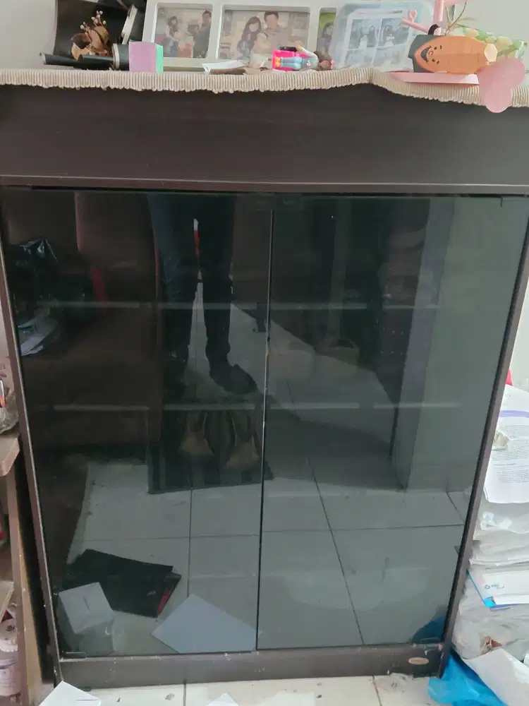 Rak sepatu kaca warna coklat tua oak, elegan, beli di INFORMA dulu