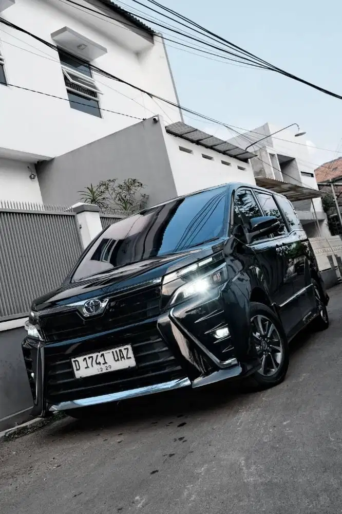 2019 Toyota Voxy 2.0 AT matic hitam bandung