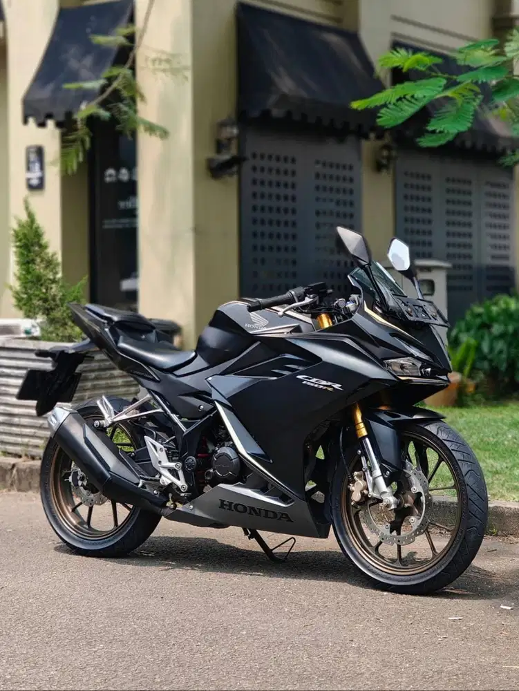 HONDA NEW CBR150R NON ABS 2023 HITAM SILVER KM 10K PAJAK ON SUPER GRES