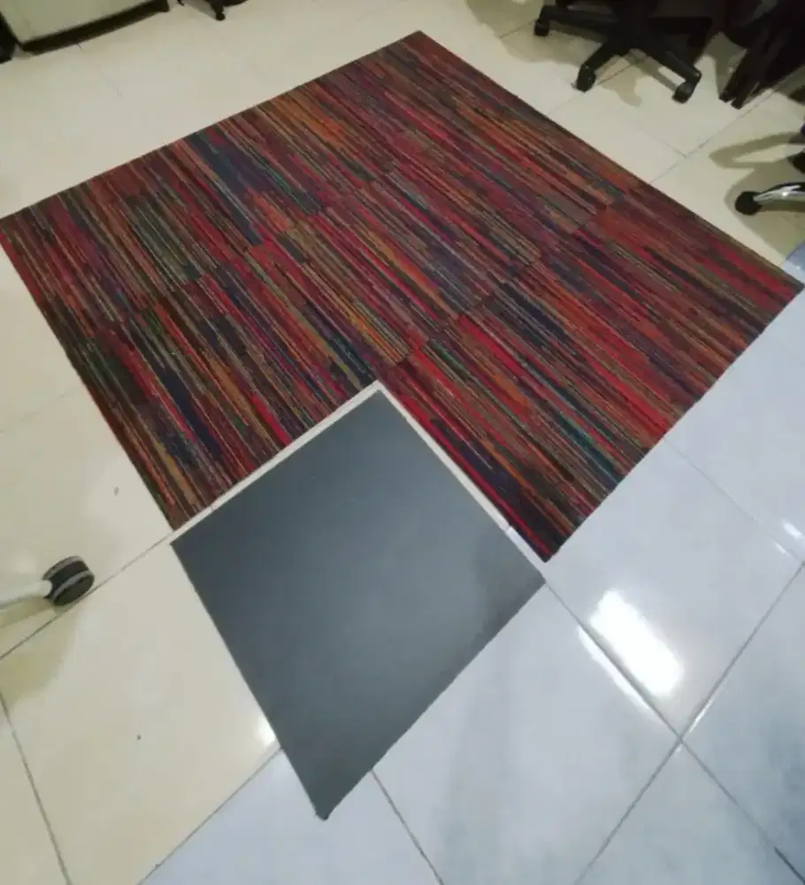 KARPET TILE MOTIF MERAH ABSTRAK