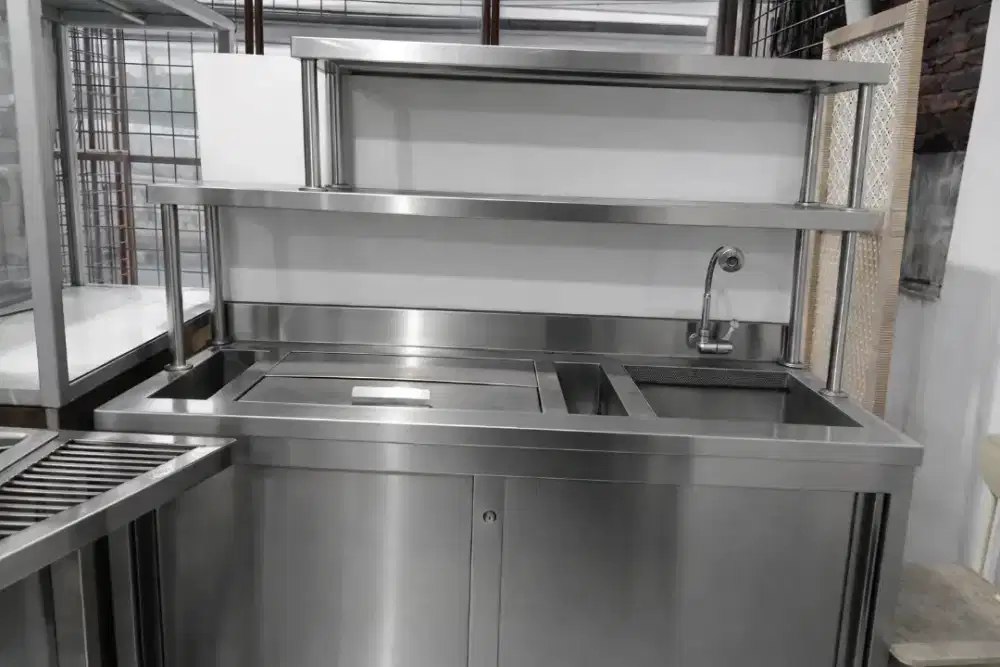 KITCHEN SET STAINLESS DAN DUA ETALASE UNTUK JUALAN
