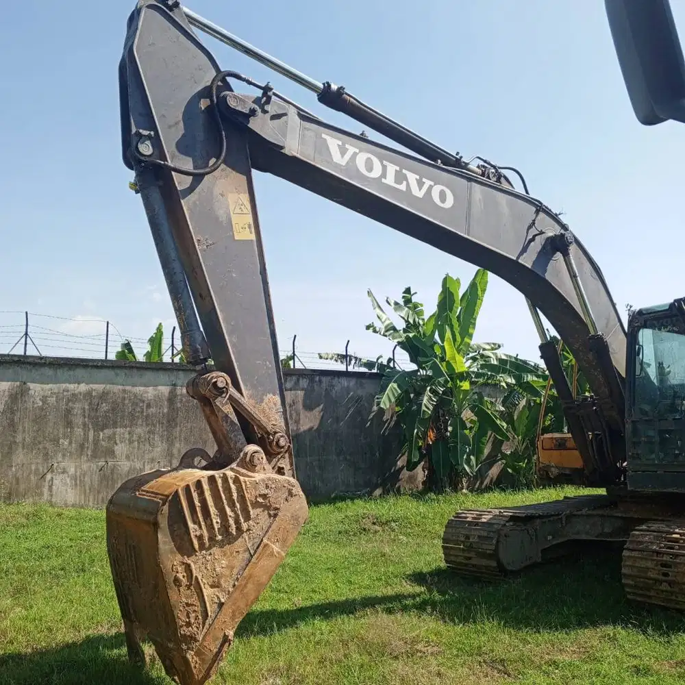 JUAL 2 UNIT VOLVO EXCAVATOR EC200D TAHUN 2018 - KONDISI AS IS