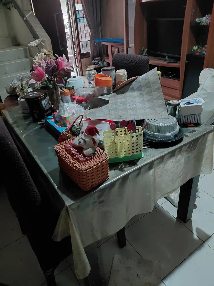 Meja makan dan bonus 4 kursi makan