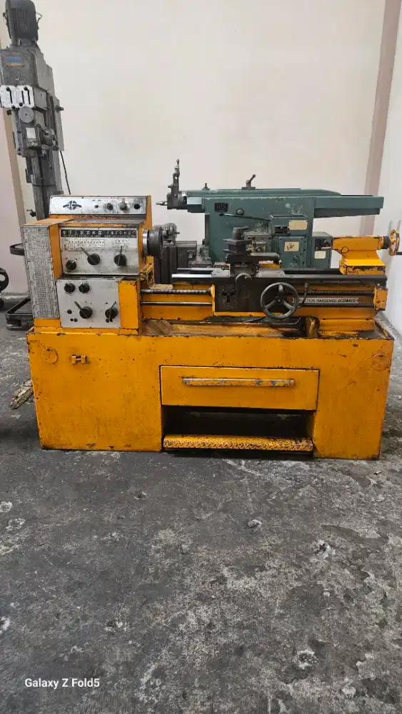 Dijual mesin bubut HG 28G