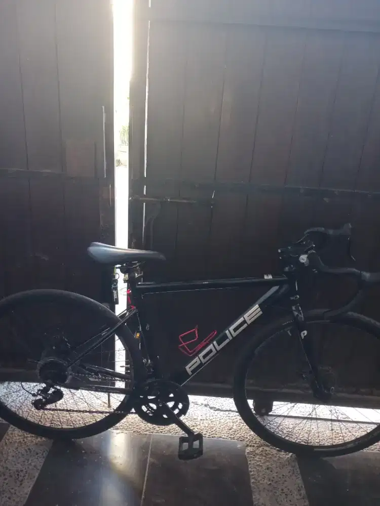 sepeda road bike police