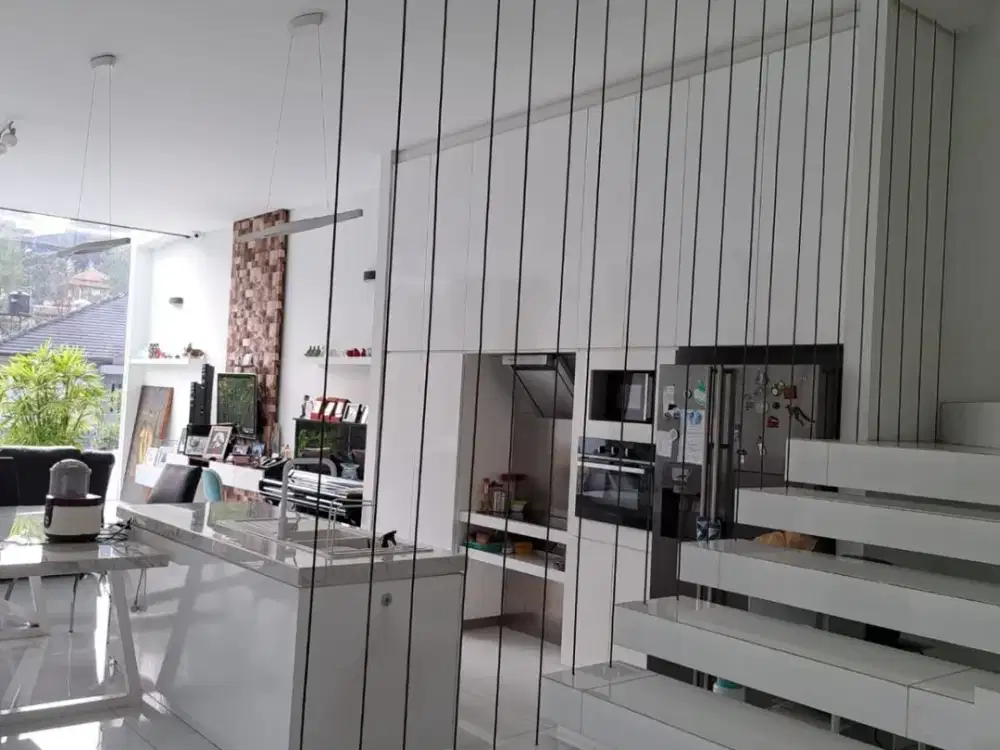 Dijual Rumah Bagus Siap Huni Full Furnished dengan Kolam Renang Lokasi di PRV Parahyangan Rumah Villa Bandung