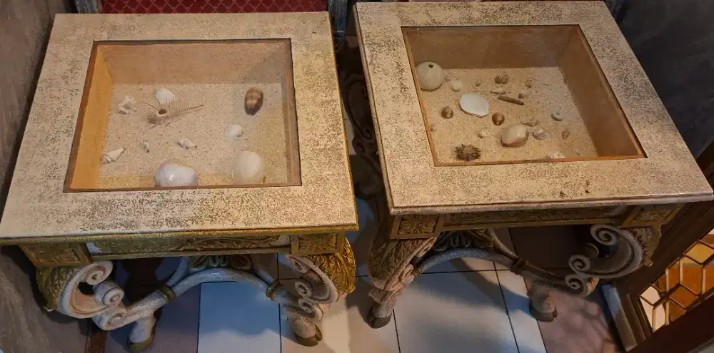 Meja sudut .. bisa taruh si samping sofa.