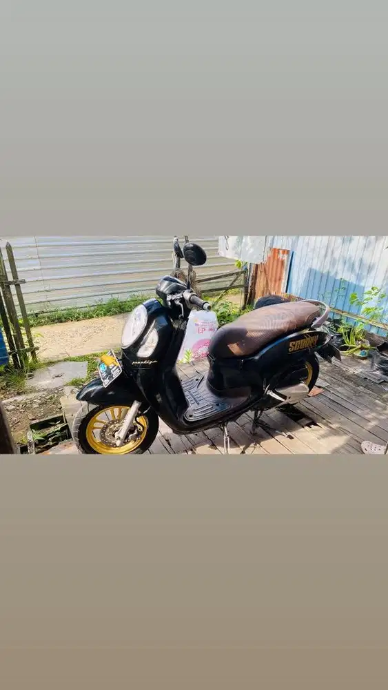 SCOOPY 2021 HITAM GLOSSY