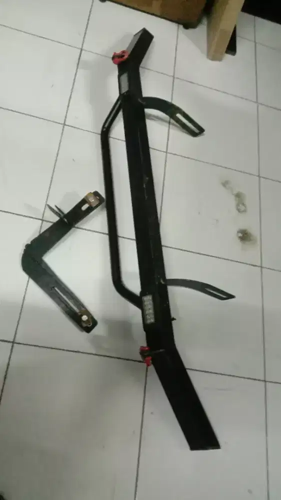 Tanduk mobil bekas lengkap sama kaki nya.