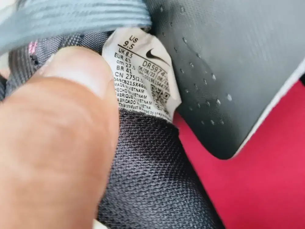 Sepatu bola ukuran 43