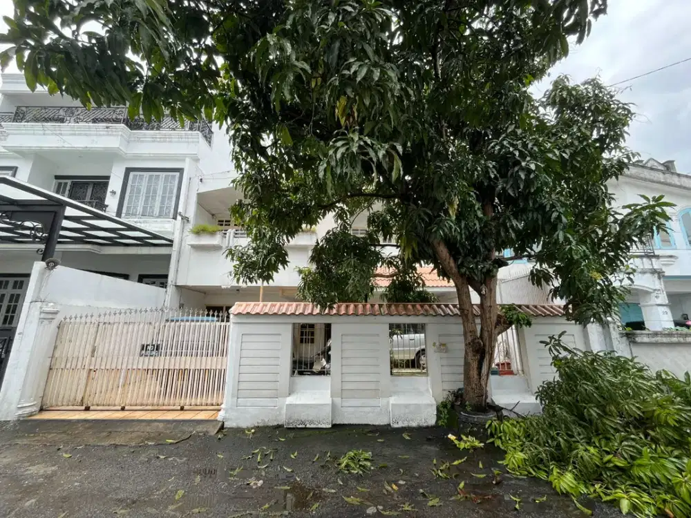 Villa di Komplek Taman Polonia 3