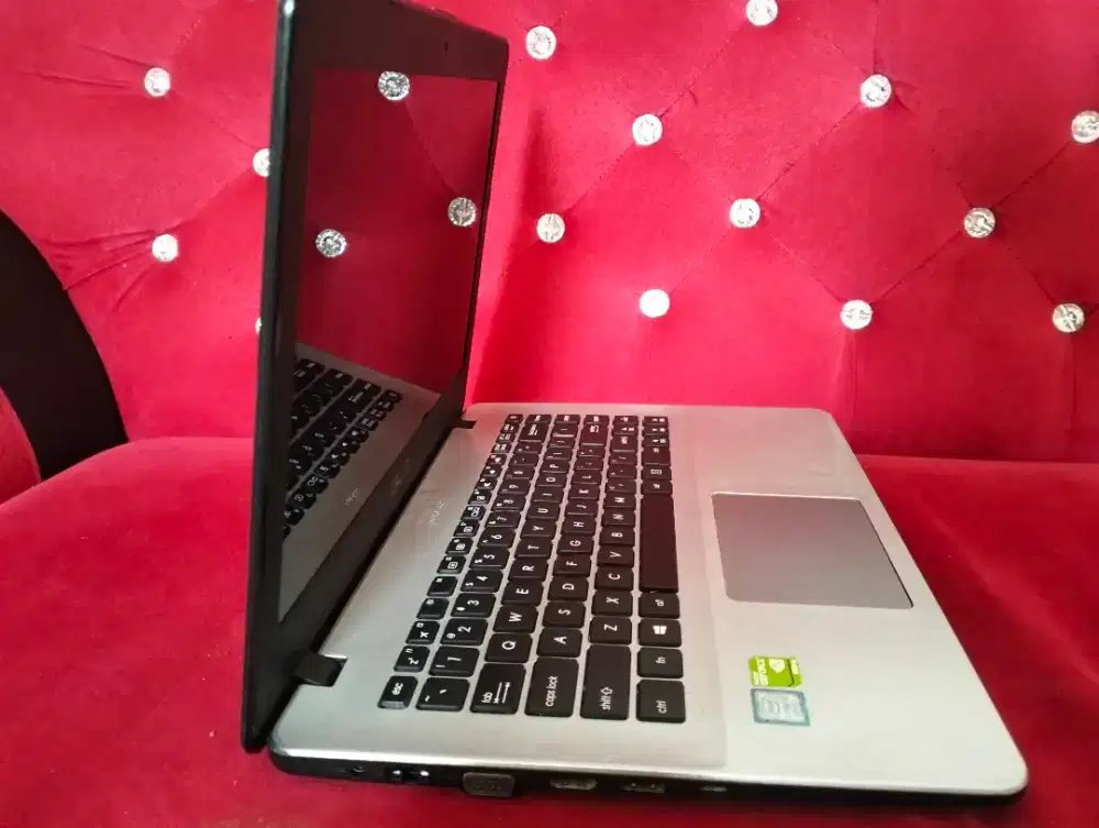 ASUS VIVOBOOK a442u core i5 GEN8 RAM 8 SSD 256/ VGA Nvidia GeForce