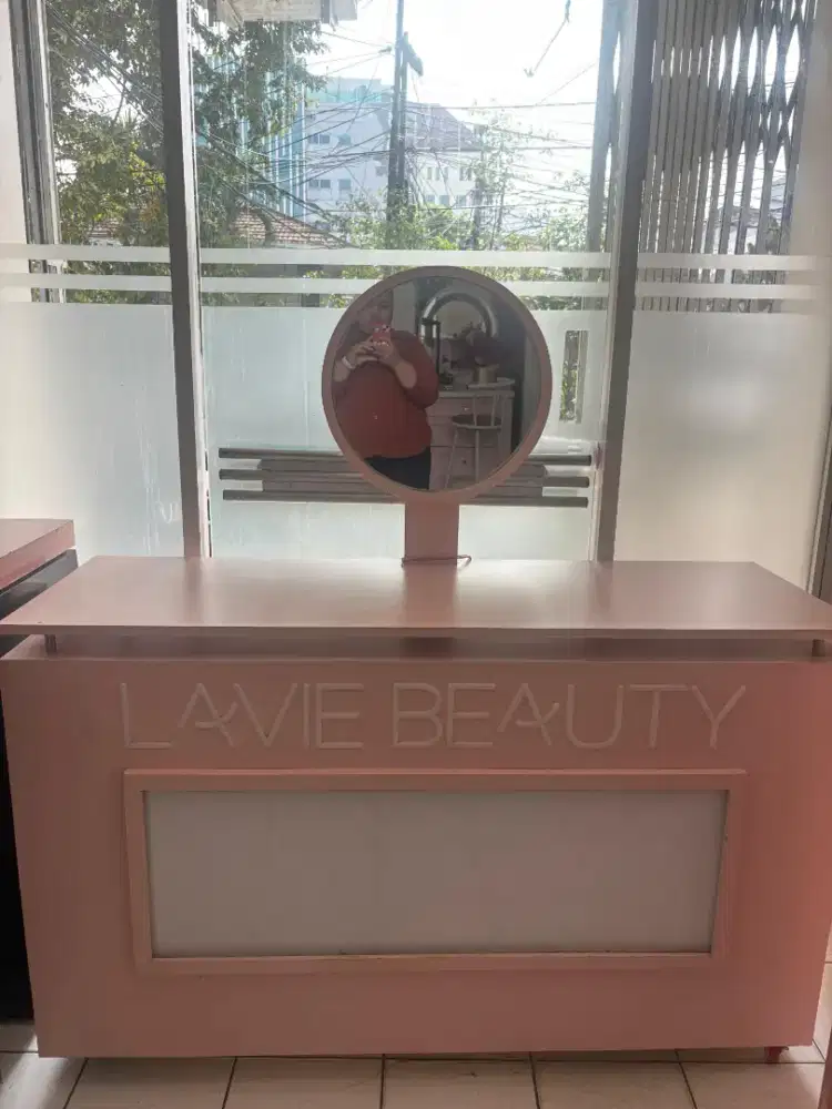 Jual Borongan Display dan Meja Rias Ukuran Besar (7 Display & 3 Kursi)