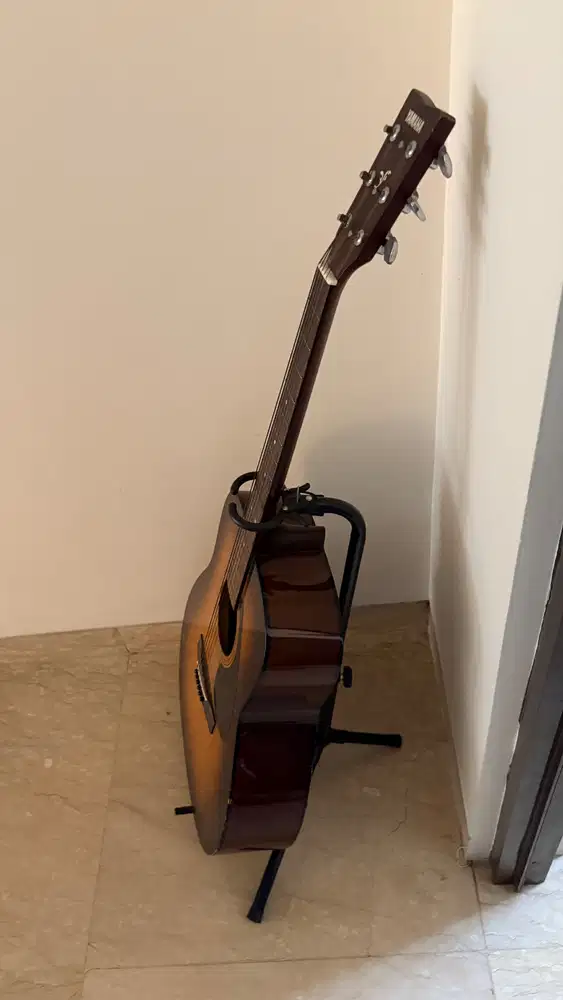 good condition guitar lightly used