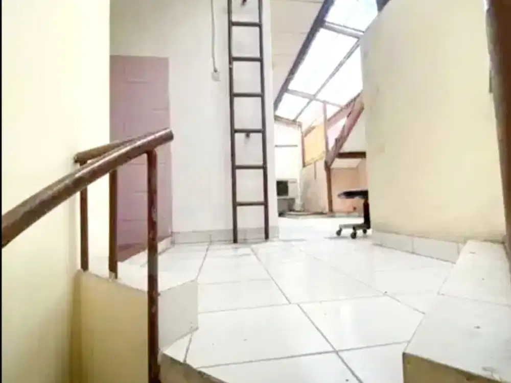 Rumah 2 Lantai Semi Furnished Stove Legalitas SHM di Ciputat Timur