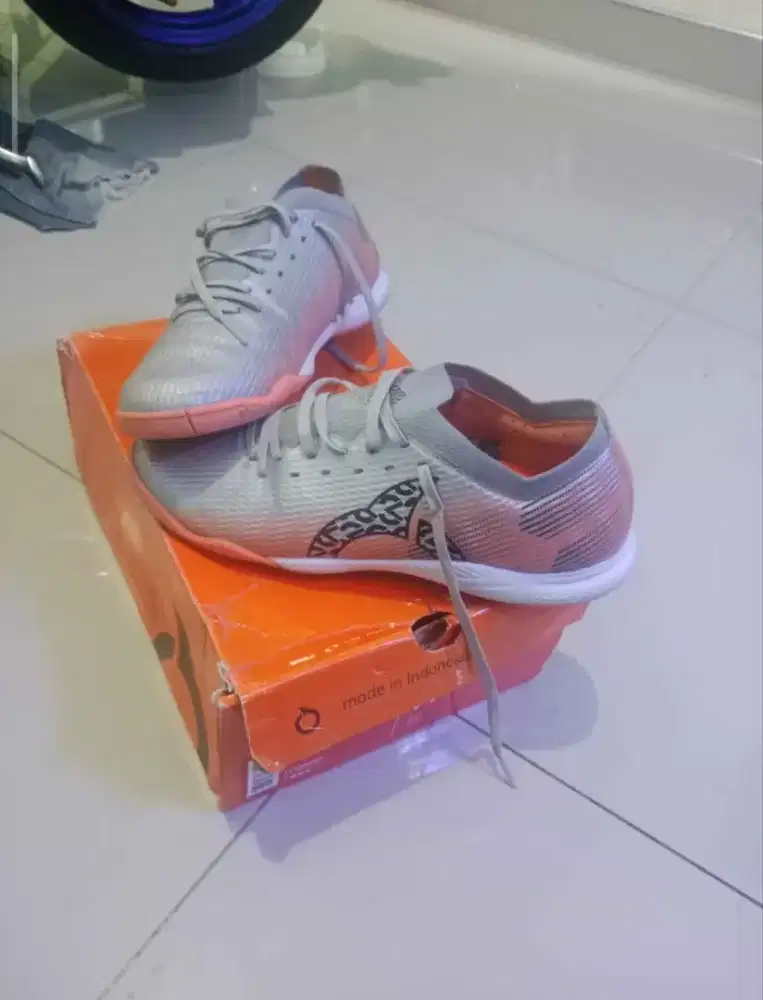 Sepatu futsal ortuseight catalyst liberte V3 IN silver/peach original
